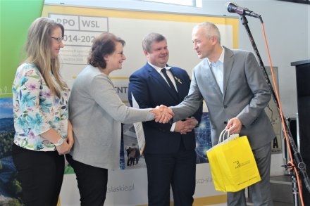 Dyrektor ŚCP Krzysztof Spyra gratulujący beneficjentom